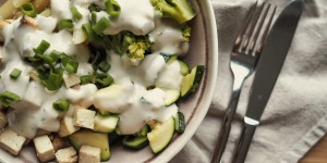 Beitragsbild des Blogbeitrags grüne Bowl mit Honig-Senf Sauce 