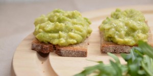 Beitragsbild des Blogbeitrags Rezept: Avocadoaufstrich mit Banane 