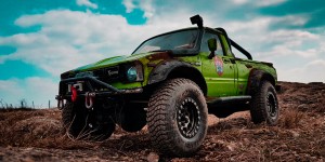 Beitragsbild des Blogbeitrags Axial Scx10 Toyota Hilux Trailing in the Quarry