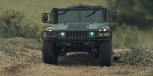 Beitragsbild des Blogbeitrags 1/10 RC Humvee (HMMWV) – Two chicks going crazy!