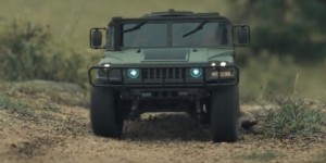 Beitragsbild des Blogbeitrags 1/10 RC Humvee (HMMWV) – Two chicks going crazy! 