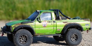 Beitragsbild des Blogbeitrags Old Axial Scx10 Toyota Hilux – Morning Summer Joy 