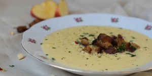 Beitragsbild des Blogbeitrags Cozy Time – Apfelkren Schaumsuppe 