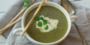 Beitragsbild des Blogbeitrags Grüße aus meiner Suppenküche – Brokkolicremesuppe 