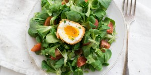 Beitragsbild des Blogbeitrags Kindheitserinnerungen und ein gebackenes Ei auf frischem Salat