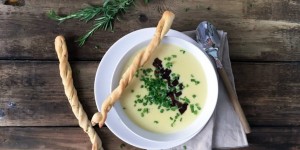 Beitragsbild des Blogbeitrags Krenschaumsuppe mit Speckwürfeln und Rosmarin-Grissini