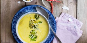 Beitragsbild des Blogbeitrags Kürbiscremesuppe mit sautierten Kräutern und Kichererbsen