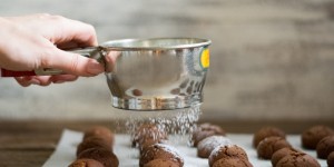 Beitragsbild des Blogbeitrags Schnelles Keksrezept – Schoko-Haselnuss Knöpfe 