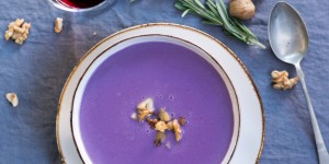 Beitragsbild des Blogbeitrags Rotkrautsuppe mit Maroni-Walnuss-Suppeneinlage