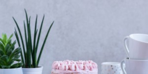Beitragsbild des Blogbeitrags Für ein bisschen Frühlingsgefühle: pastellfarbener Naked-Cake 