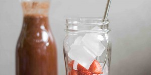 Beitragsbild des Blogbeitrags selbstgemachter Erdbeer-Eistee ohne Zucker 