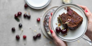 Beitragsbild des Blogbeitrags Saftiger Schoko-Kirschkuchen mit Mandeln 