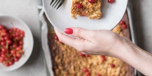 Beitragsbild des Blogbeitrags Schnell gebackene Ribisel Blondies