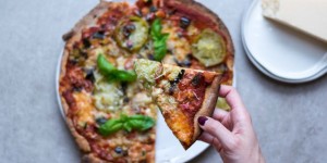 Beitragsbild des Blogbeitrags Sommerliche Pizza am Pizzastein gebacken 