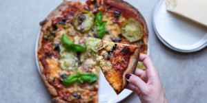 Beitragsbild des Blogbeitrags Sommerliche Pizza am Pizzastein gebacken