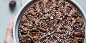 Beitragsbild des Blogbeitrags glutenfreier Zwetschkenkuchen mit Schokolade und Rotwein