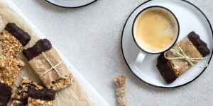 Beitragsbild des Blogbeitrags Porridge und Müsliriege mit Obst- und Gemüsereste aus dem Entsafter 