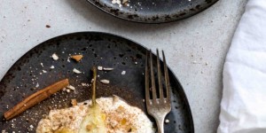 Beitragsbild des Blogbeitrags Pochierte Birnen auf Joghurt mit Mandeln 
