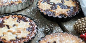 Beitragsbild des Blogbeitrags Weihnachtliche Linzertorte mit Ribisel-Erdbeere Fruchtaufstrich 