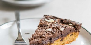 Beitragsbild des Blogbeitrags Schoko-Karottenkuchen mit Ganache
