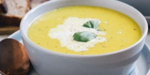 Beitragsbild des Blogbeitrags Gelbe Zucchini-Kokos-Suppe