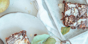 Beitragsbild des Blogbeitrags Brownies mit Birnen und Mandeln