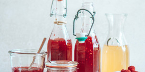 Beitragsbild des Blogbeitrags Himbeer-Shrub und Himbeer-Chutney – Zero Waste Küche