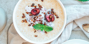 Beitragsbild des Blogbeitrags Amaranth-Porridge mit Kirschcreme & Wassermelonenkernen