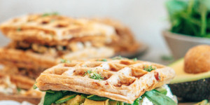 Beitragsbild des Blogbeitrags Herzhafte Sauerteigwaffeln – Sauerteig mal anders