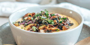 Beitragsbild des Blogbeitrags Cremige Polenta mit Champignons und Zucchini