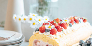 Beitragsbild des Blogbeitrags Einfacher Muttertagskuchen – Biskuitroulade mit Beeren