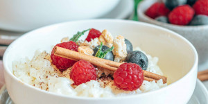 Beitragsbild des Blogbeitrags Cremiger Milchreis mit Beeren