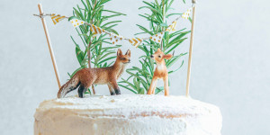 Beitragsbild des Blogbeitrags Naked Cake mit Waldtieren – leichte fruchtige Sommertorte 