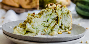 Beitragsbild des Blogbeitrags Zucchini Riesen Pizzaschnecke – schnell und lecker