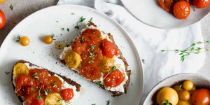 Beitragsbild des Blogbeitrags Ricotta Toast mit karamellisierten Tomaten 