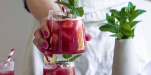 Beitragsbild des Blogbeitrags Erdbeer-Hibiskus-Eistee