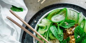 Beitragsbild des Blogbeitrags Satay Tofu auf Reisnudeln mit Erdnusssauce