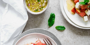 Beitragsbild des Blogbeitrags Erfrischender Sommersalat – Feta Melonen Salat mit Minze