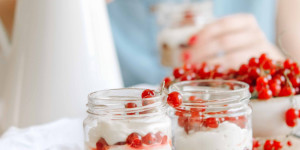 Beitragsbild des Blogbeitrags Schnelles Ribisel Dessert im Glas