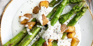 Beitragsbild des Blogbeitrags Grüner Spargel auf Frischkäsecreme 
