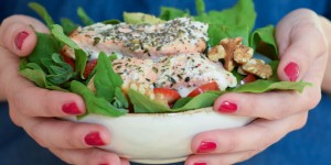 Beitragsbild des Blogbeitrags Köstlicher Erdbeer Lachs Salat