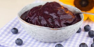 Beitragsbild des Blogbeitrags DIY Veganes Eis mit Heidelbeeren