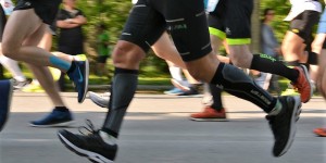 Beitragsbild des Blogbeitrags Wie Laufschuhe deinen Laufstil (positiv) prägen