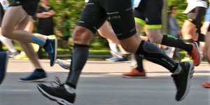 Beitragsbild des Blogbeitrags Wie Laufschuhe deinen Laufstil (positiv) prägen 