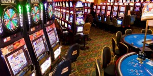 Beitragsbild des Blogbeitrags Im Casino online spielen mit Echtgeld – Zeitverschwendung oder coole Chance? 