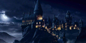 Beitragsbild des Blogbeitrags Hogwarts Legacy: Release 2022 erst nach dritten Phantastische Tierwesen-Film