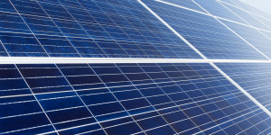 Beitragsbild des Blogbeitrags Schaffen Sie mit einer Balkon-Solaranlage eine grüne Oase im Balkongarten