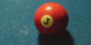 Beitragsbild des Blogbeitrags Virtuelles Billard oder echtes Billard: Was sind die Unterschiede? 