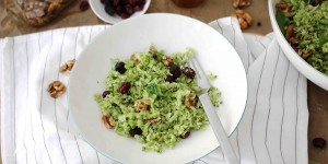 Beitragsbild des Blogbeitrags BROKKOLISALAT MIT NÜSSEN UND CRANBERRIES 