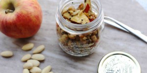 Beitragsbild des Blogbeitrags KICHERERBSENSALAT MIT APFEL, MANDELN UND SCHWARZEM SESAM
